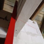 Rzeczoznawca budowlany analizuje stan techniczny obiektu i przygotowuje raport z ekspertyzy budowlanej dla klienta. Rzeczoznawca budowlany analizuje stan techniczny obiektu i przygotowuje raport z ekspertyzy budowlanej dla klienta.