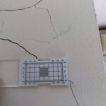 Rzeczoznawca budowlany analizuje nieruchomość i przygotowuje raport z ekspertyzy budowlanej dla inwestora. Rzeczoznawca budowlany analizuje nieruchomość i przygotowuje raport z ekspertyzy budowlanej dla inwestora.